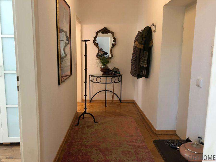 Viktoriastraße, sehr schöne Altbauwohnung in Villenlage