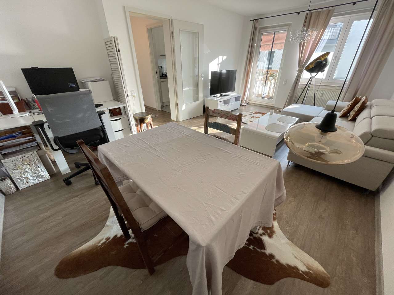 Kreuzberger Ring, helle Wohnung mit Balkon und Garage