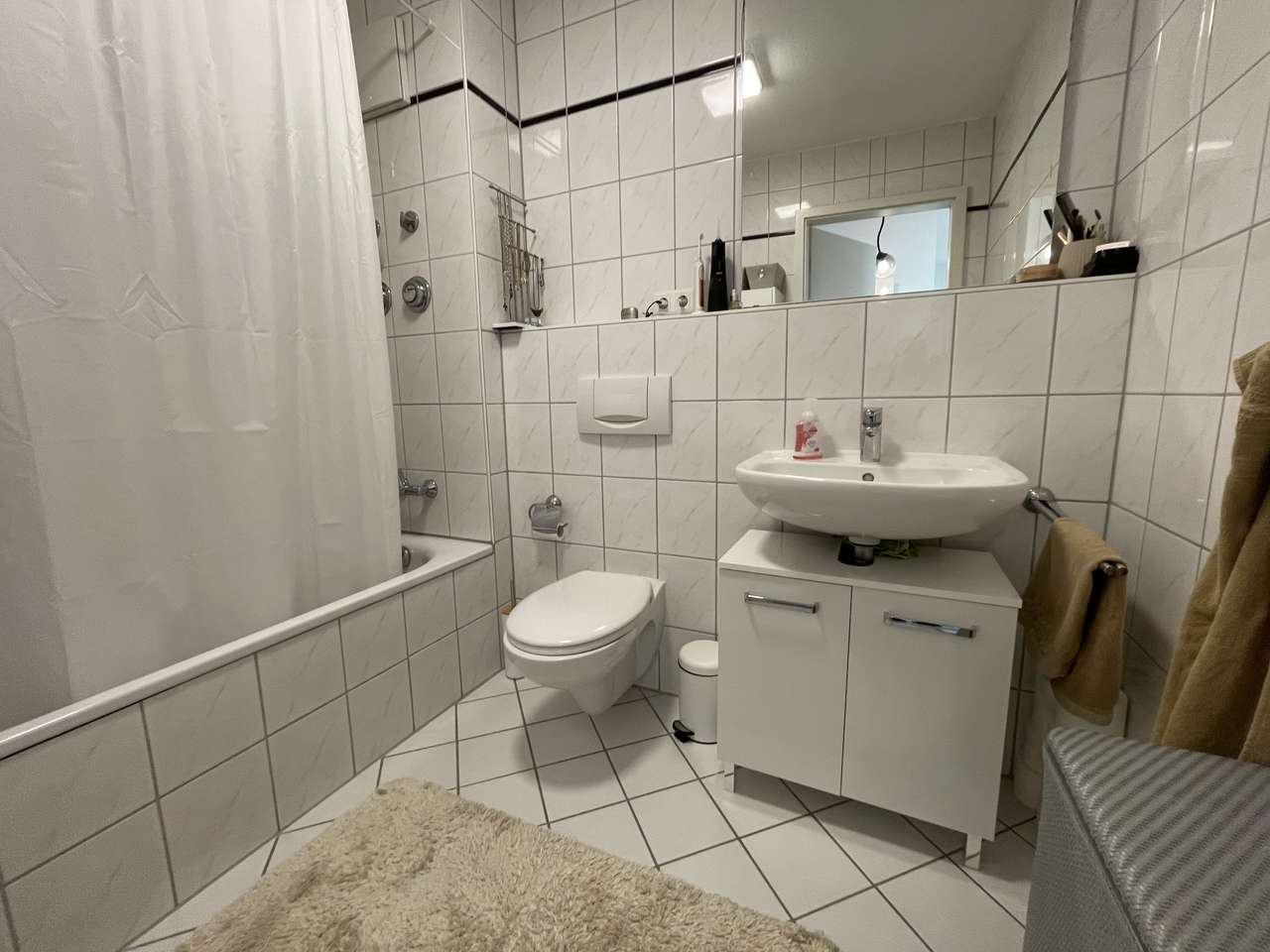 Kreuzberger Ring, helle Wohnung mit Balkon und Garage