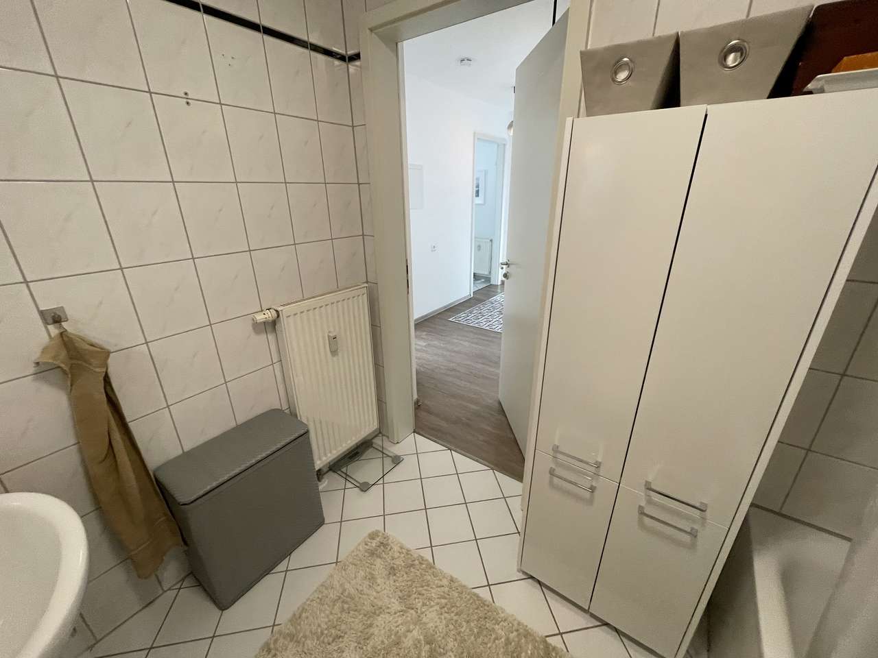 Kreuzberger Ring, helle Wohnung mit Balkon und Garage