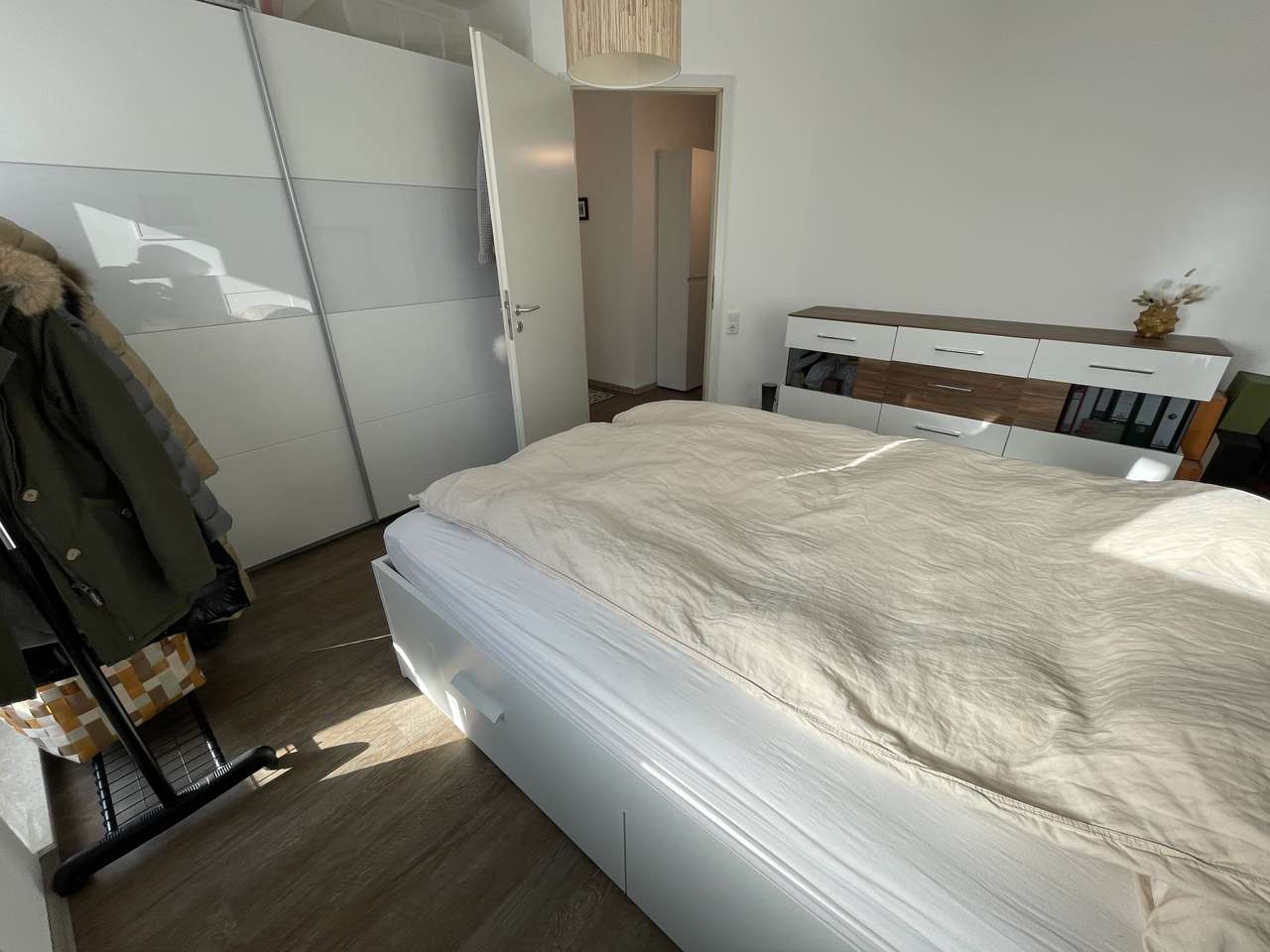 Kreuzberger Ring, helle Wohnung mit Balkon und Garage