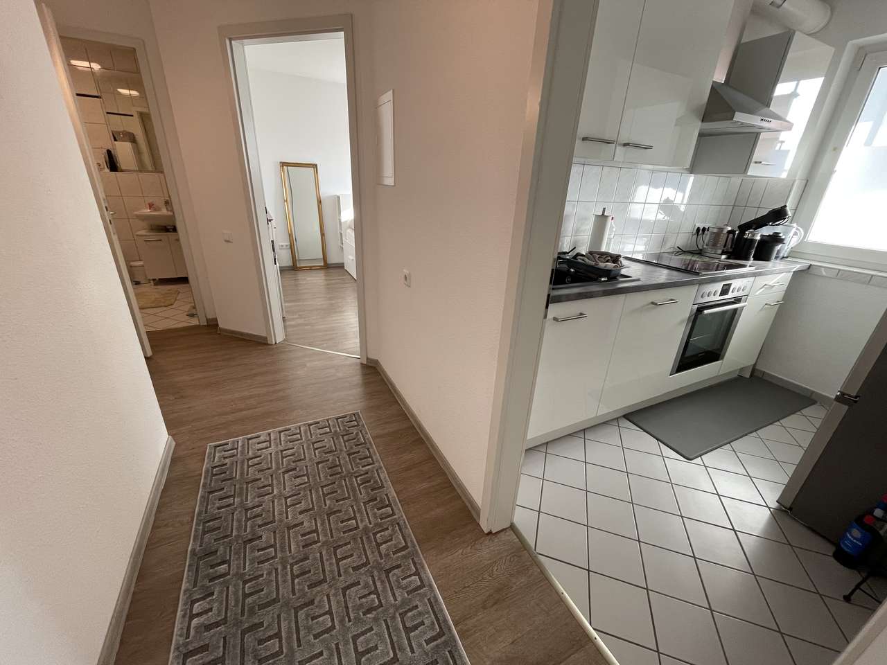 Kreuzberger Ring, helle Wohnung mit Balkon und Garage