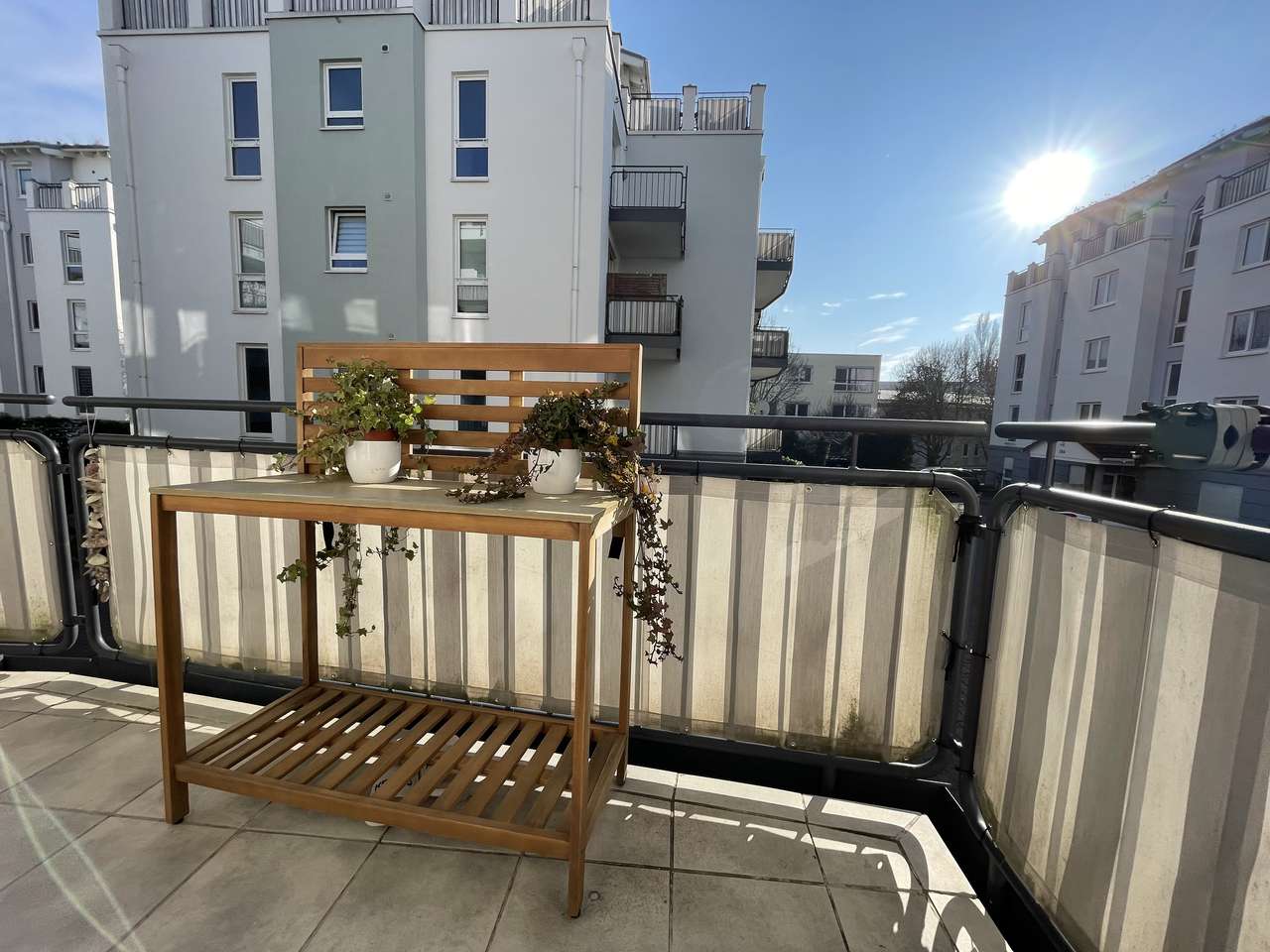 Kreuzberger Ring, helle Wohnung mit Balkon und Garage