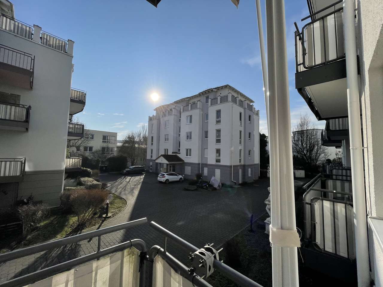 Kreuzberger Ring, helle Wohnung mit Balkon und Garage