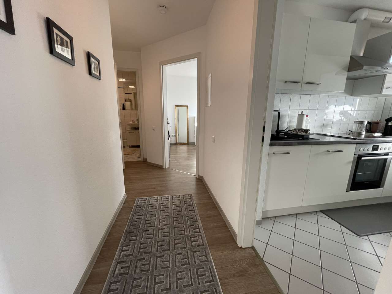 Kreuzberger Ring, helle Wohnung mit Balkon und Garage