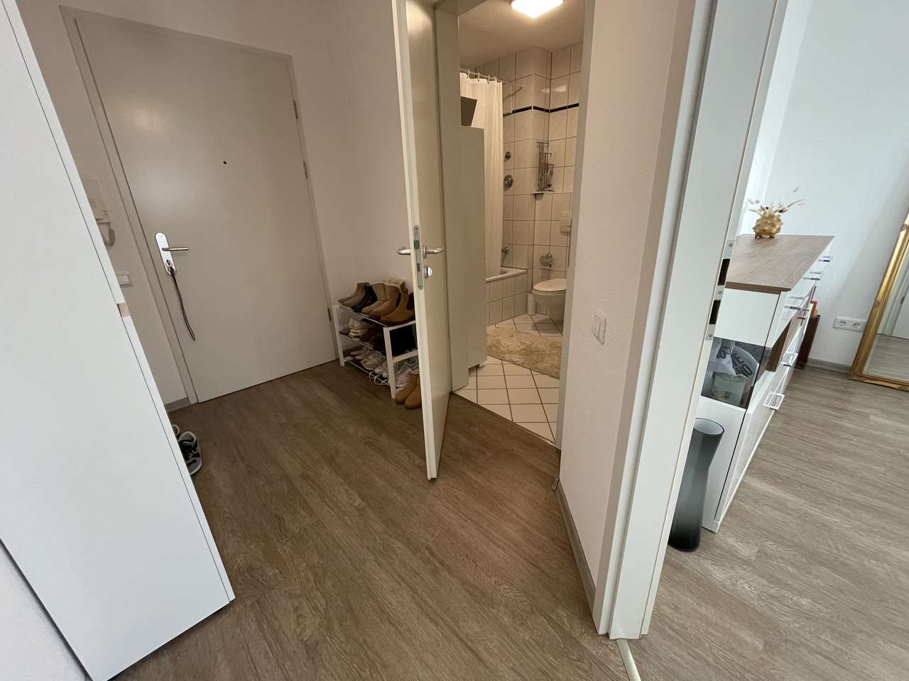 Kreuzberger Ring, helle Wohnung mit Balkon und Garage