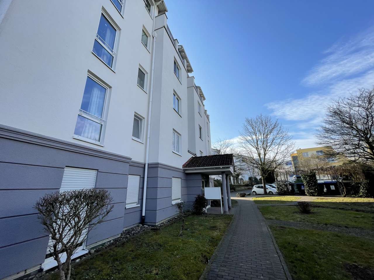 Kreuzberger Ring, helle Wohnung mit Balkon und Garage