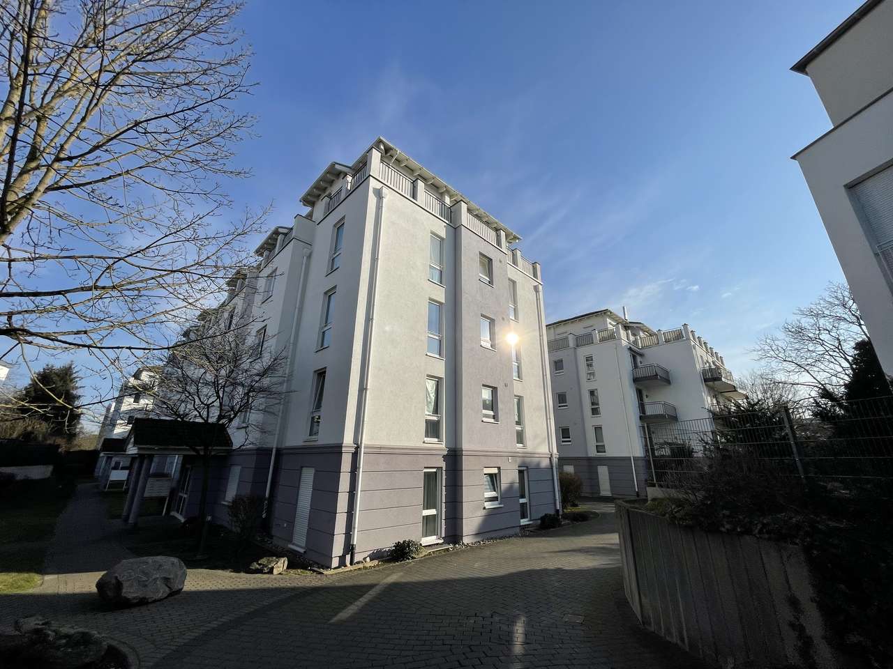 Kreuzberger Ring, helle Wohnung mit Balkon und Garage
