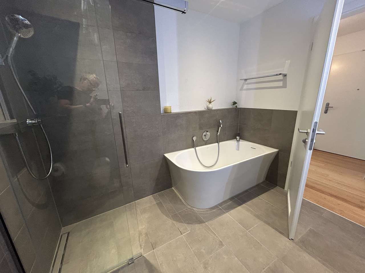 Sehr schöne Neubauwohnung mit großem Balkon und Tiefgarage