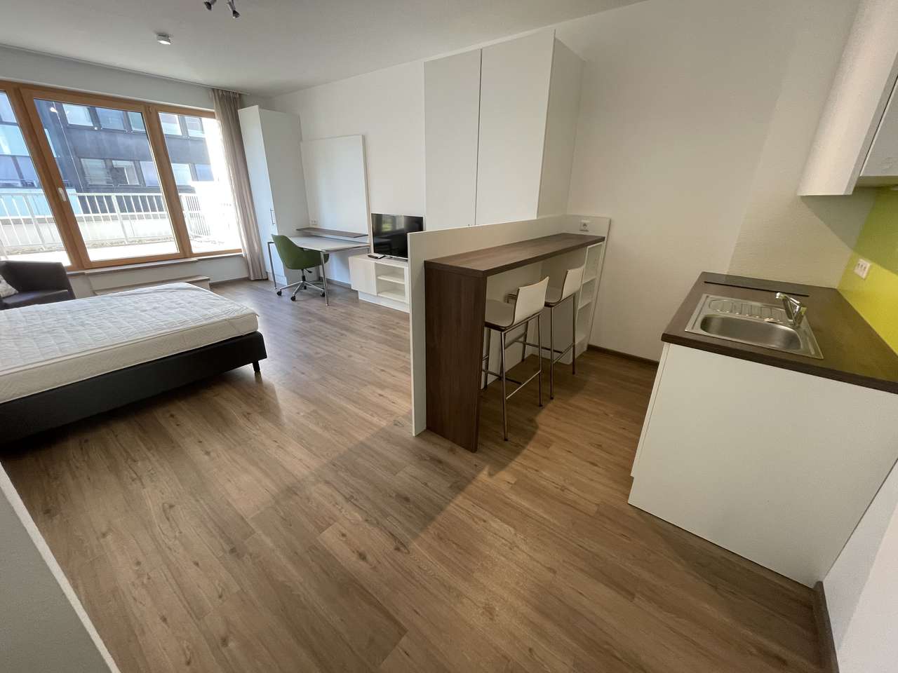 Wiesbaden: Rheinstraße, zwischen City und Bahnhof, Garage optional. 