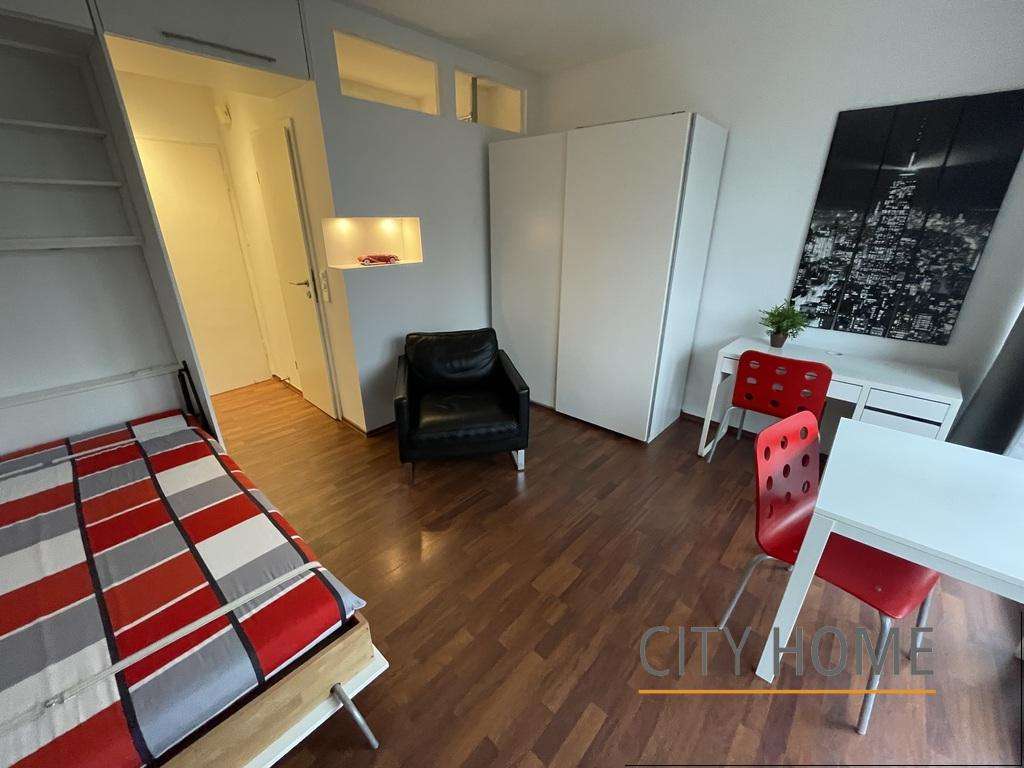 Wiesbaden: Viktoriastraße, nahe Bahnhof und City mit Balkon 