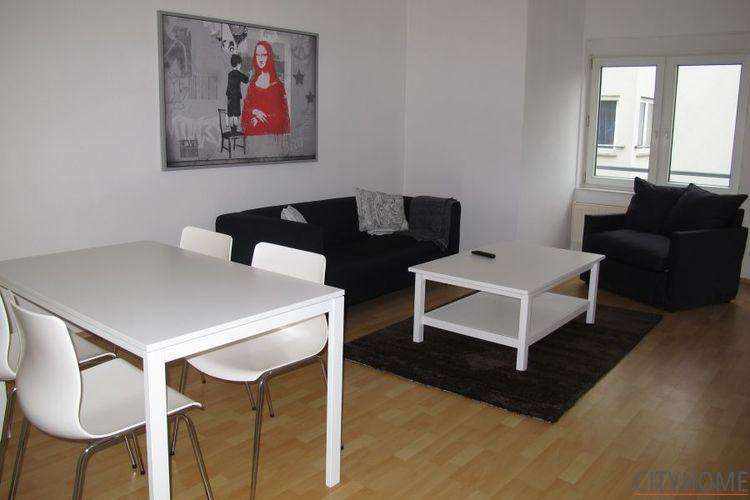 Wiesbaden: Hasengartenstraße, helle Wohnung mit Balkon und Garage 