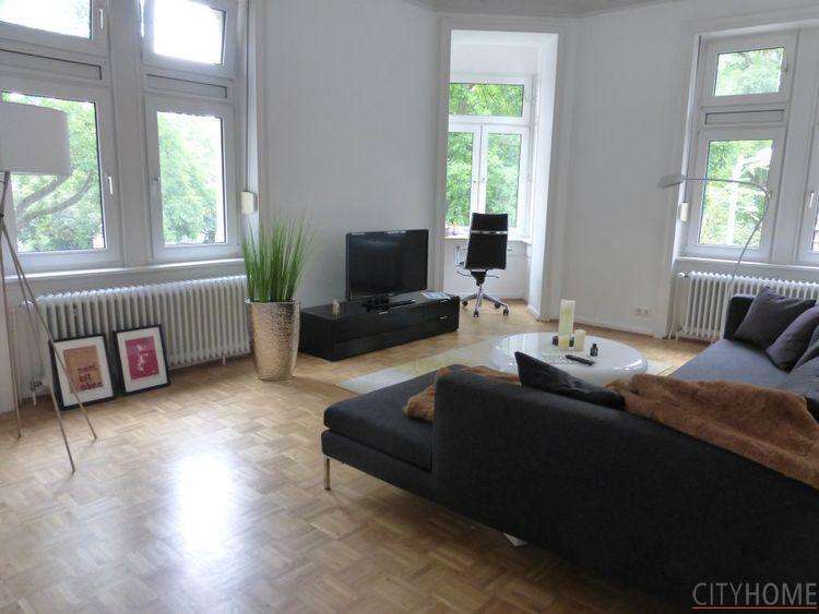 Wiesbaden: Scharnhorstraße, Altbau-Traumwohnung mit zwei Balkonen 