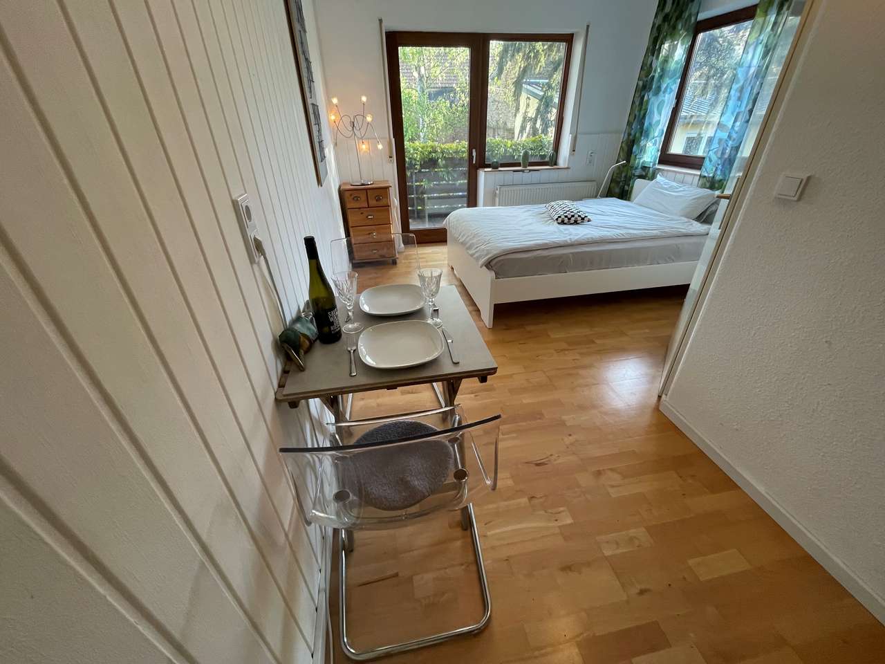 Wiesbaden: Hotelalternative, schnell auf der A66, gut parken, Balkon. 