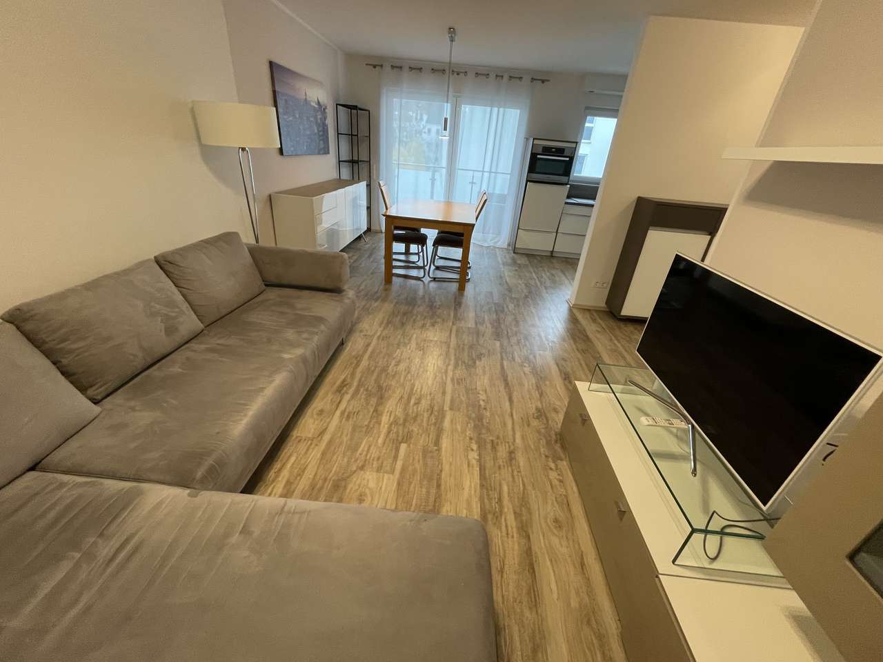 Wiesbaden: Hasengartenstraße, helle Wohnung mit Balkon und Garage 