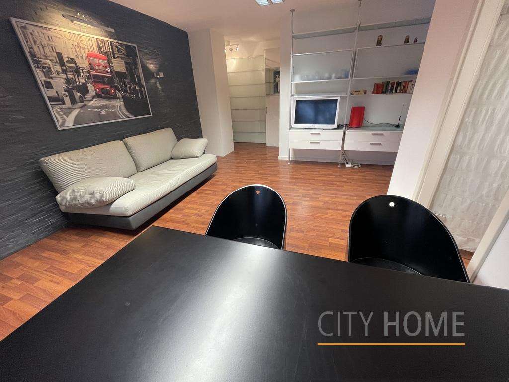 Wiesbaden: Viktoriastraße, nahe Bahnhof und City mit Balkon 