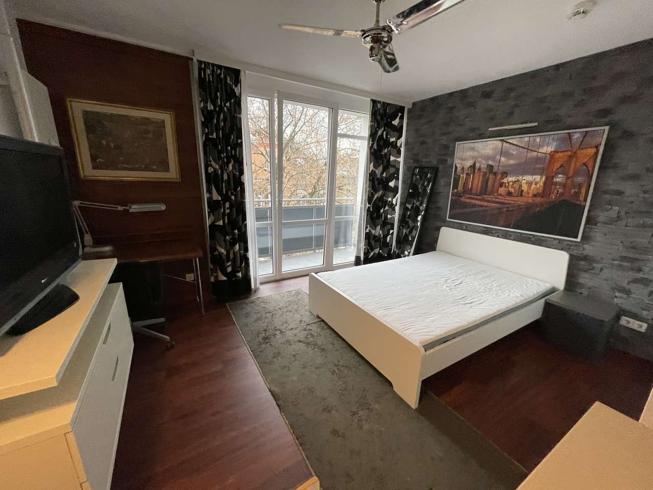 Wiesbaden: Viktoriastraße, nahe Bahnhof und City mit Balkon 