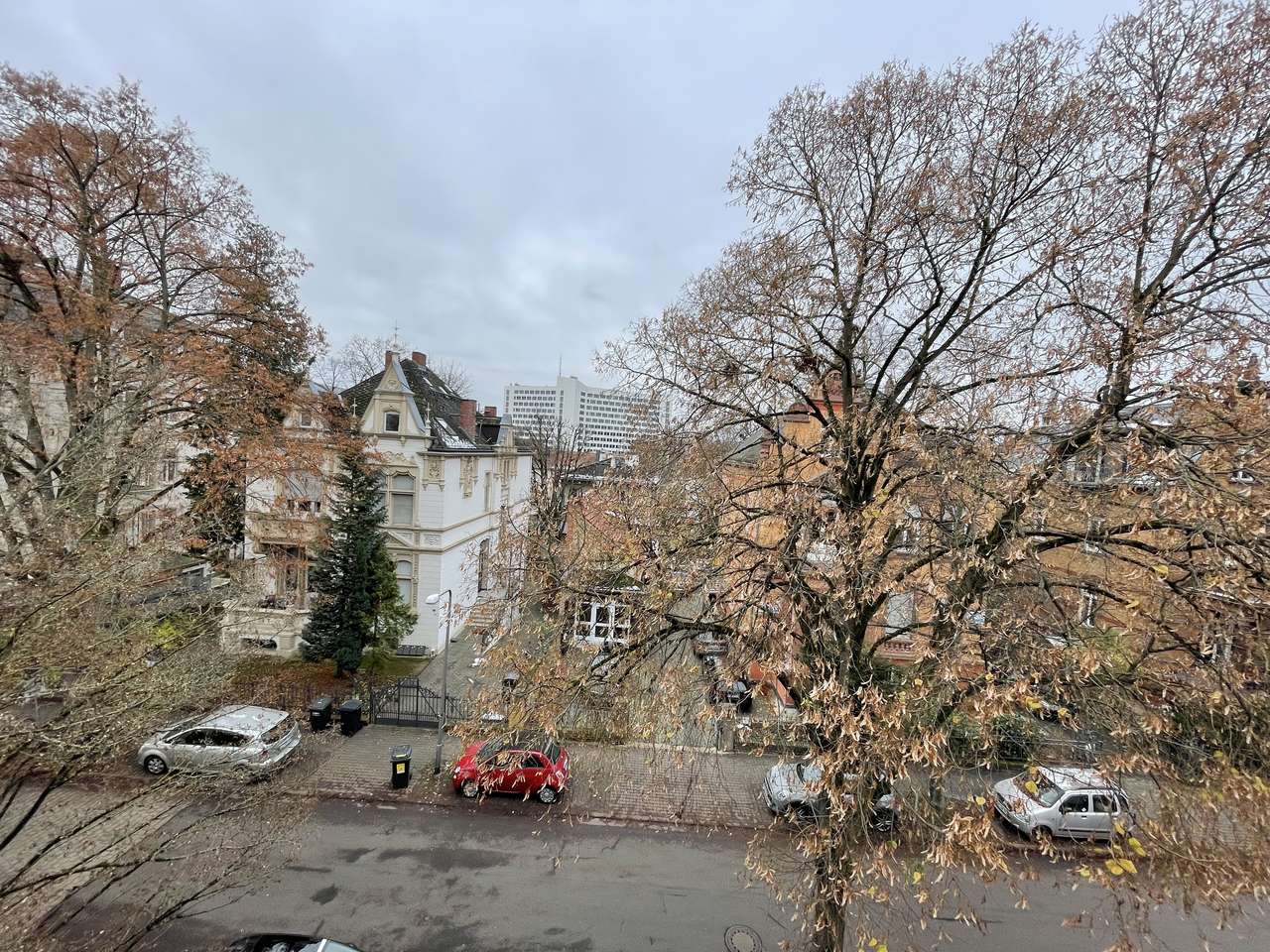 Viktoriastraße, nahe Bahnhof und City mit Balkon