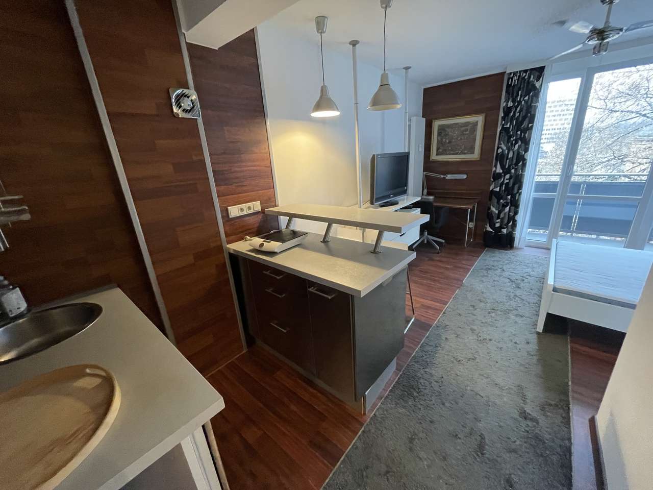 Viktoriastraße, nahe Bahnhof und City mit Balkon