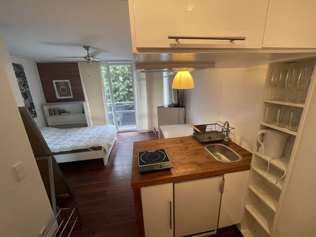 Wiesbaden: Viktoriastraße, nahe Bahnhof und City mit Balkon 